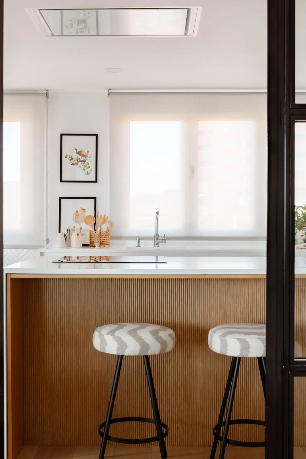 Cocina blanca con toque de madera proyecto de Mónica Diago