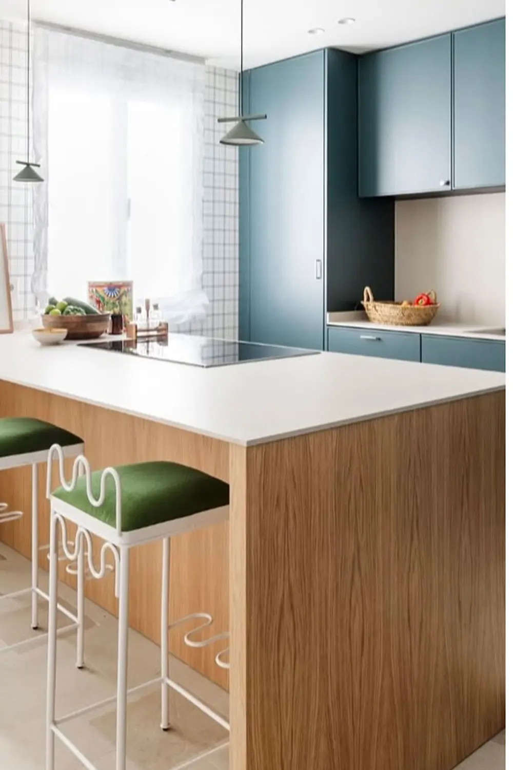 Cocina con acentos de color proyectada por Pils Ferrer