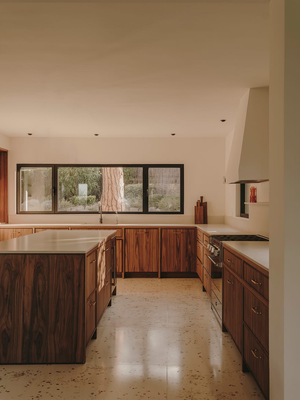 una casa de campo reformada con decoracion moderna y limpia de forma arquitectura