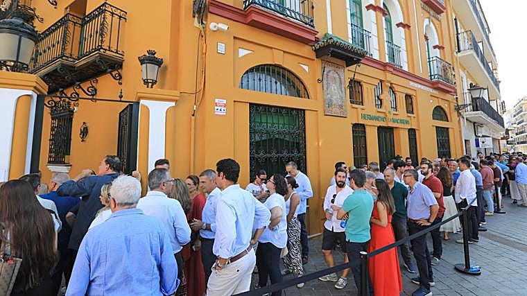 Colas de hermanos para participar en el cabildo del 29 de julio