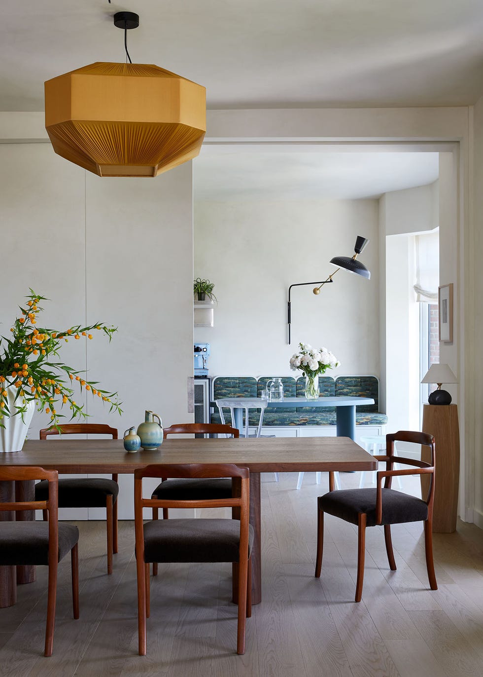 una casa con arte y estilo eclectico y artesanal de cochineal design studio