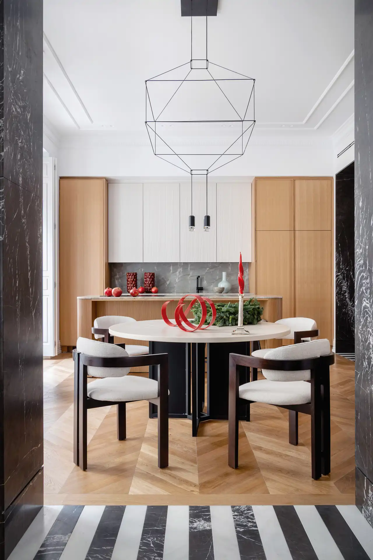 Comedor con muebles blanco y negro