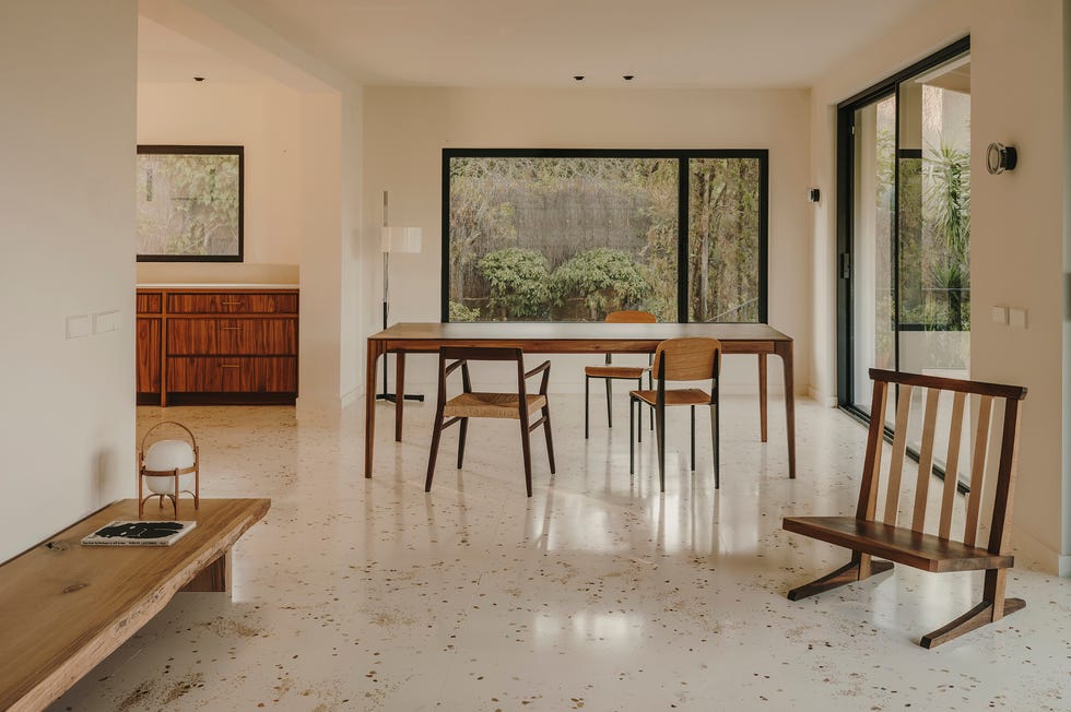 una casa de campo reformada con decoracion moderna y limpia de forma arquitectura