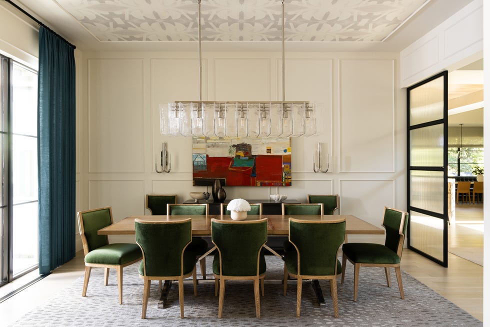 una casa clasica moderna decorada por mel bean