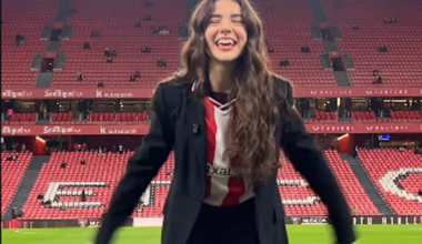 La sevillana del Athletic que conquistó 'Operación Triunfo' salta a San Mamés: «A por el partido»