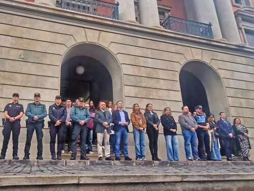 Santa Cruz se suma al acto de repulsa por el doble asesinato machista en Málaga