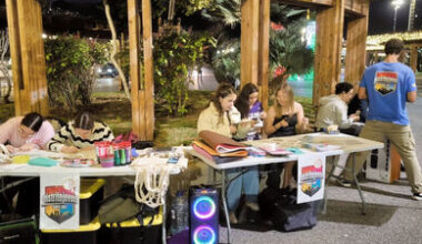 La juventud de Santa Cruz disfruta del Tardeo Navideño de Distrito Joven