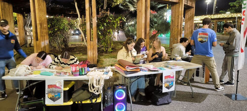 La juventud de Santa Cruz disfruta del Tardeo Navideño de Distrito Joven