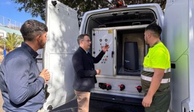 Santa Cruz incorpora dos vehículos eléctricos para el lavado y mantenimiento de papeleras