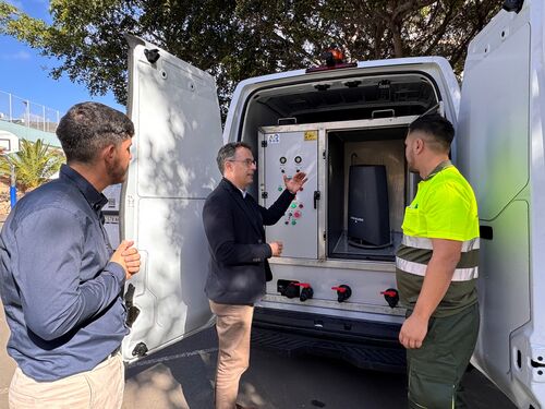 Santa Cruz incorpora dos vehículos eléctricos para el lavado y mantenimiento de papeleras