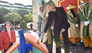 La alcaldesa visita al Cartero Real en la Plaza de la Merced que culmina el ciclo de visitas a distritos