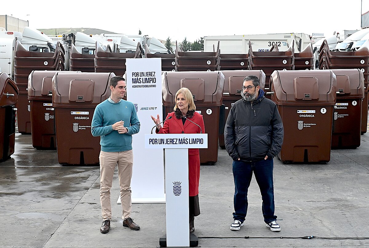 La alcaldesa presenta el quinto contenedor y la ampliación del contrato del servicio de gestión de residuos para su implantación