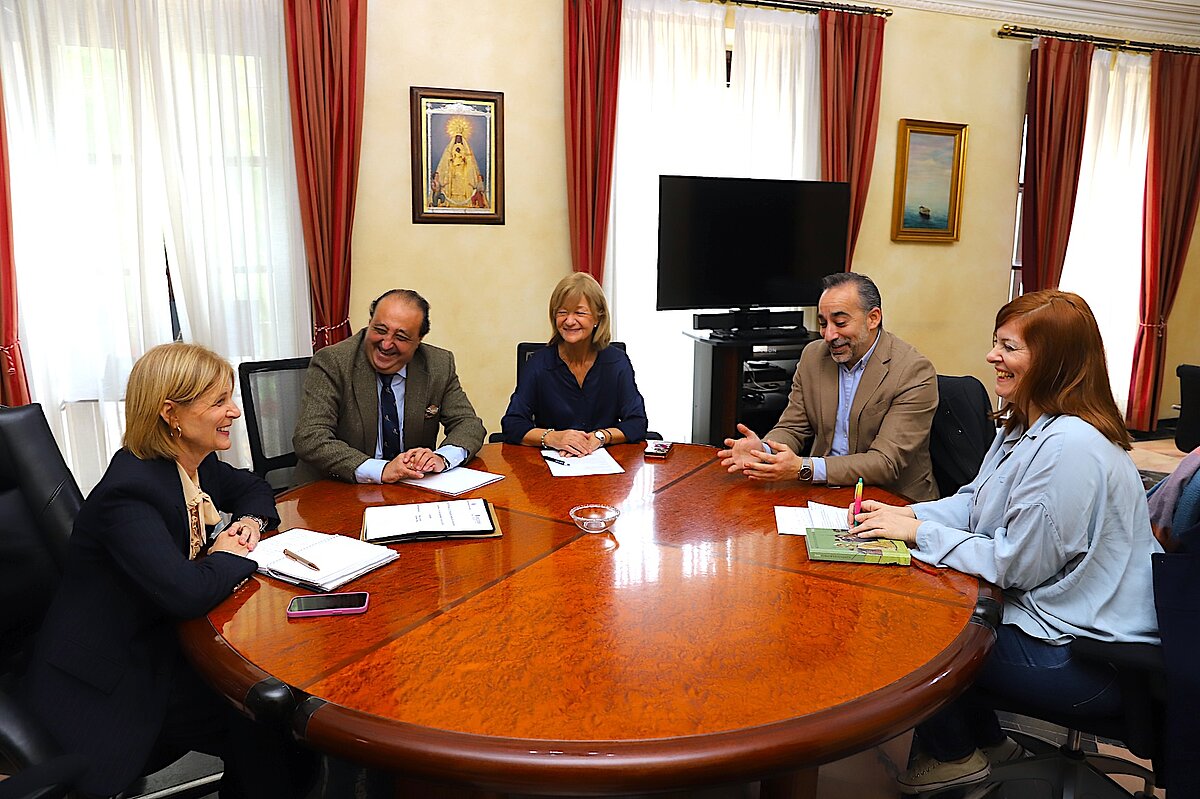 Ayuntamiento y la Sociedad Literaria Sherlock Holmes Jerez abordan líneas de colaboración para el fomento de la lectura y la participación cultural