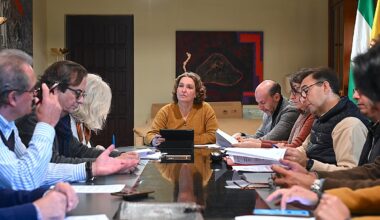 Ayuntamiento y Acoje ultiman la instalación de señales identificativas del Centro Comercial Abierto para seguir impulsando el comercio local