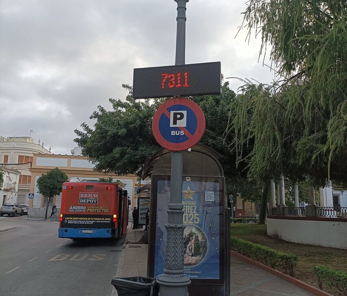 El Ayuntamiento instala paneles indicativos para informar a los conductores sobre la disponibilidad de plazas en aparcamientos subterráneos