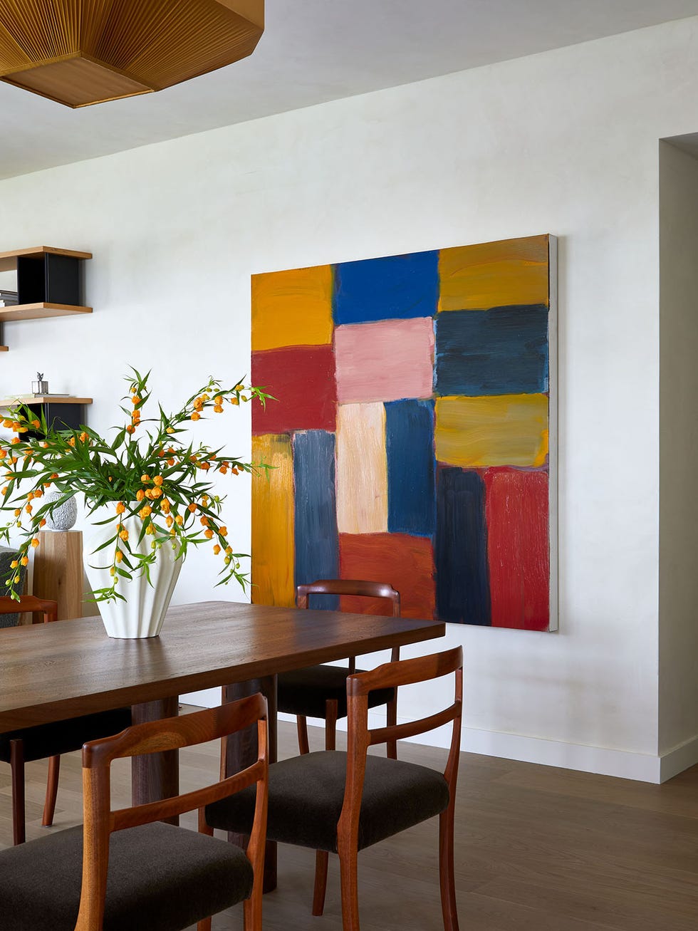 una casa con arte y estilo eclectico y artesanal de cochineal design studio