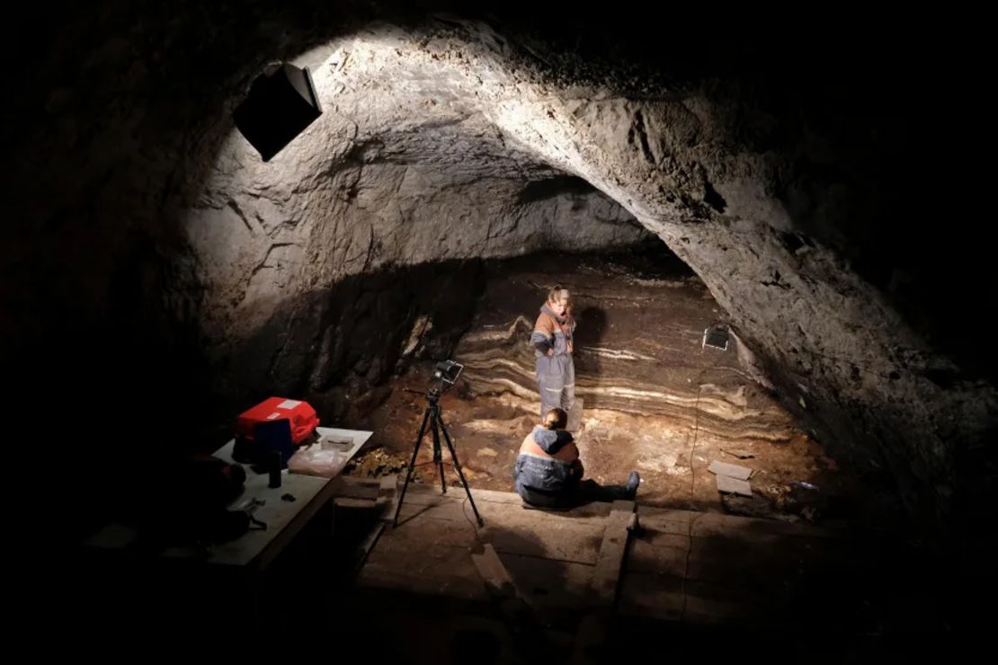 El ADN extraído de un hueso del dedo meñique desenterrado en la cueva reveló al primer denisovano conocido.