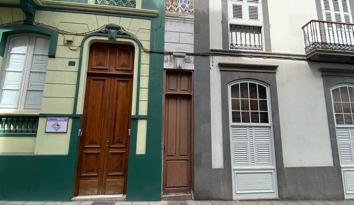 La entrada a la casa, el 10 de Juan E. Doreste.