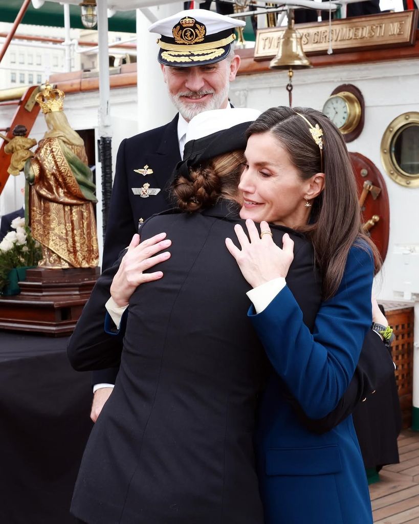 La Reina se despide con un abrazo a la Princesa Leonor durante el acto de despedida del buque Juan Sebastián Elcano