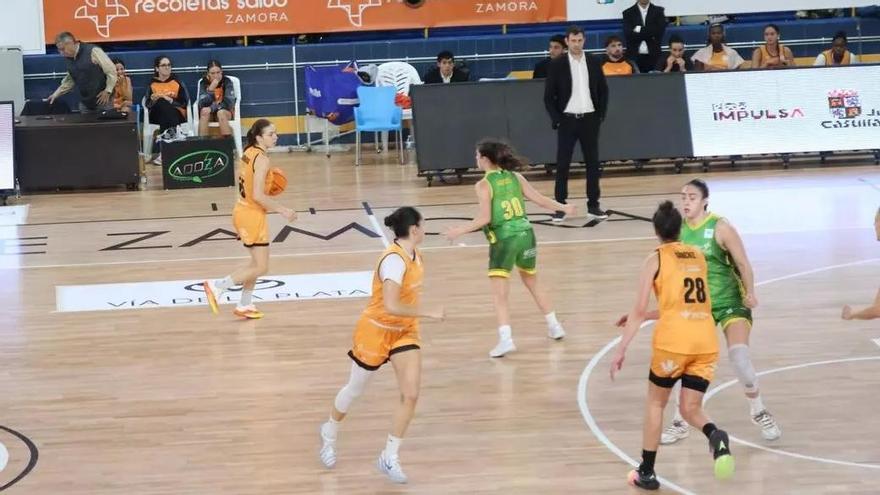 Un momento del encuentro entre el Recoletas y el Al-Qazeres.