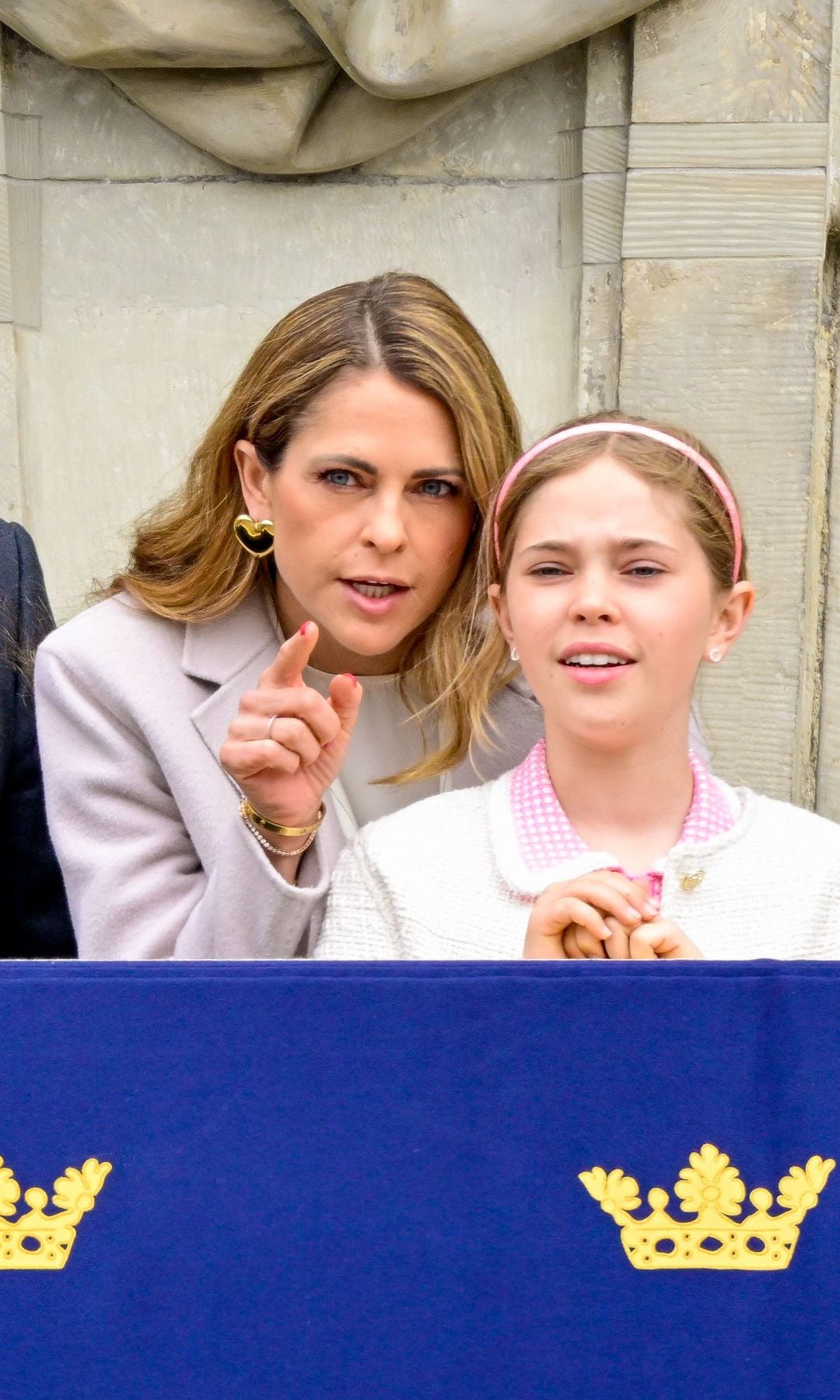Magdalena de Suecia, un mes después, con su hija Leonore, en el balcón del Palacio Real de Estocolmo para las celebraciones del cumpleaños del rey
