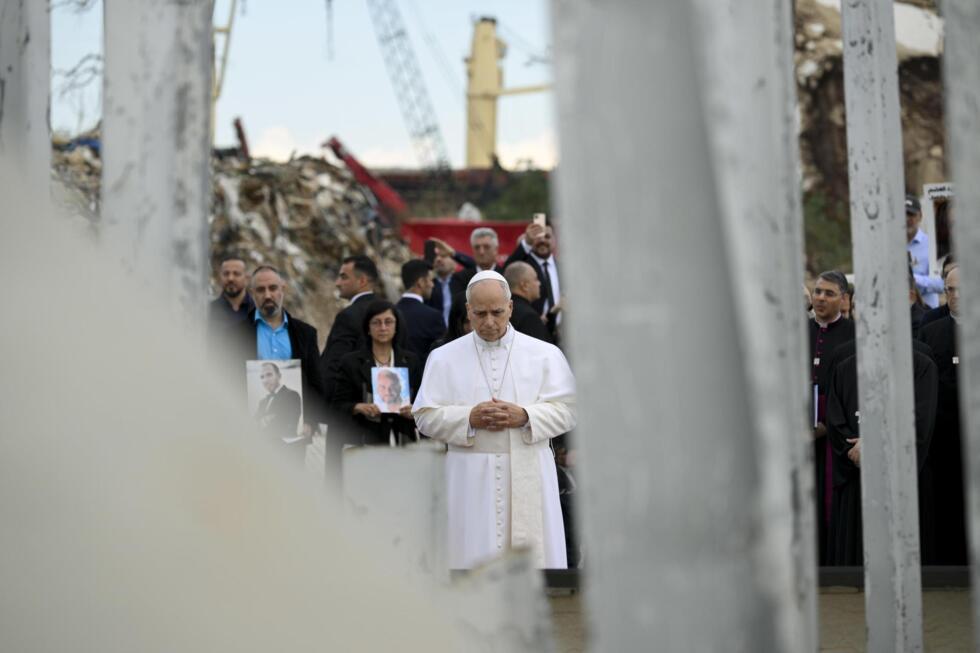 El papa León XIV reza en silencio en el lugar de la explosión del puerto de Beirut (Líbano), el último día su primer viaje apostólico, el 2 de diciembre de 2025.