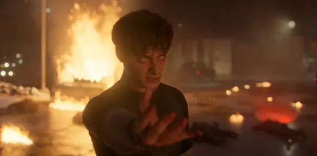 Noah Schnapp como Will Byers, quien ha descubierto sus poderes sobrenaturales; sus ojos se han vuelto blancos.