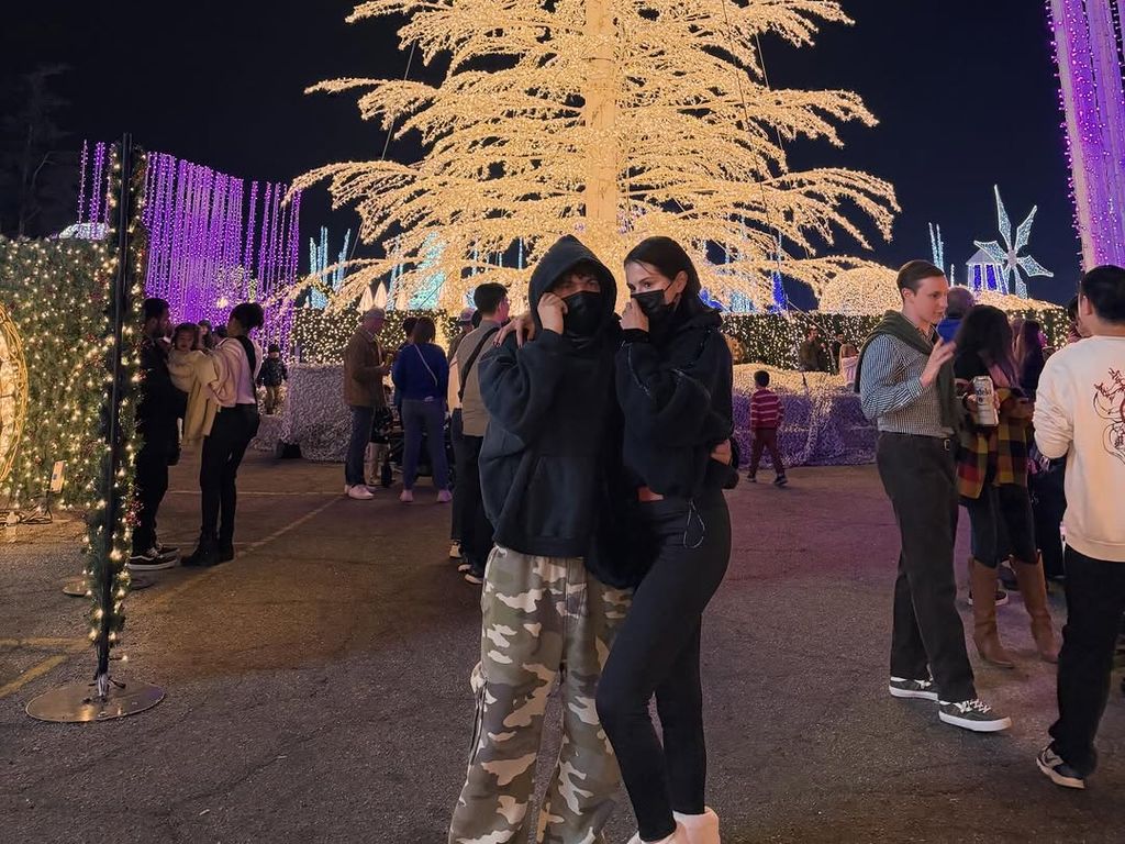 La pareja, en el parque de atracciones