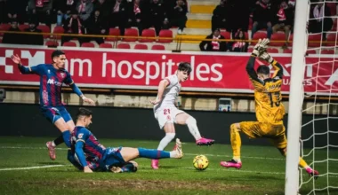 Dani Jiménez para ante Hinojo. Un cancerbero brutal entre los jugadores del Huesca