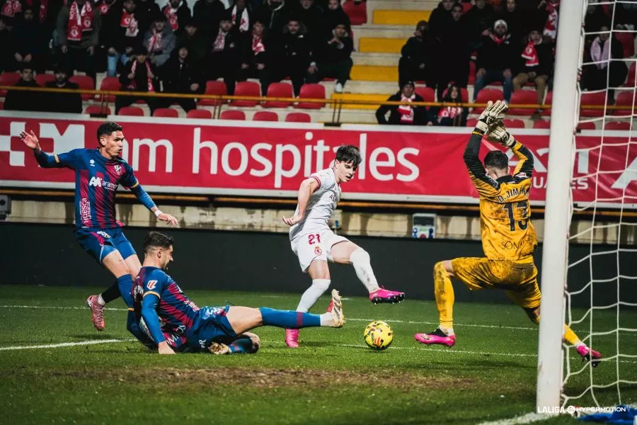 Dani Jiménez para ante Hinojo. Un cancerbero brutal entre los jugadores del Huesca