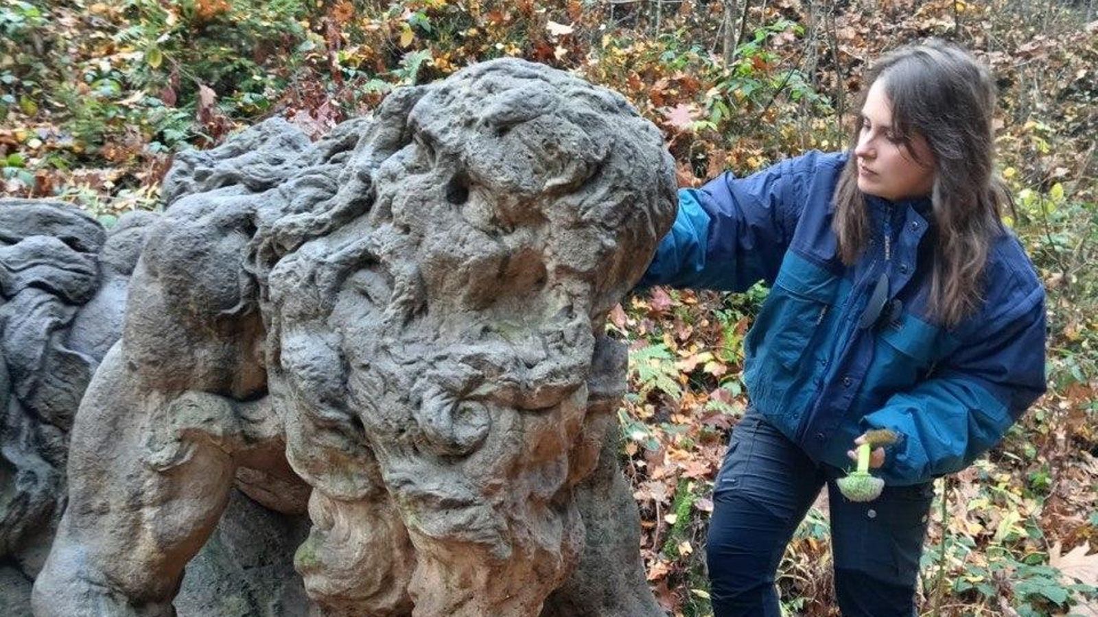 Susana Quintás trabajando en una escultura en Chequia. Susana Quintás trabajando en una escultura en Chequia.