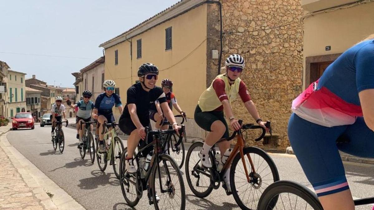 Un grupo de ciclistas.