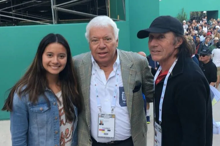 Nicola Pietrangeli, leyenda del tenis de Italia, junto con Guillermo Vilas y su hija Andanin, en 2018 en Montecarlo