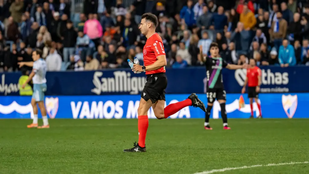 El acta del Málaga - Zaragoza: un “hijo de p***”, lanzamiento de botellas y tangana