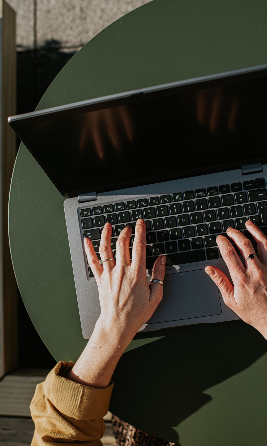 Una mujer tecleando en su ordenador