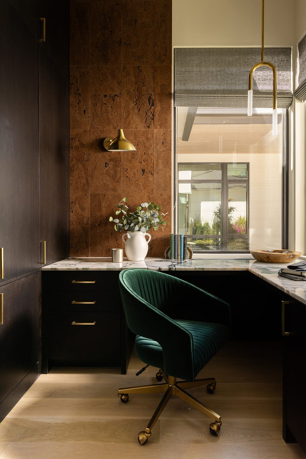 una casa clasica moderna decorada por mel bean