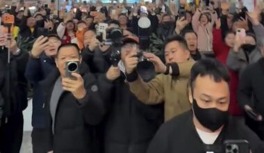 Cientos de aficionados reciben a Hamidou Diallo en el aeropuerto a su llegada a China