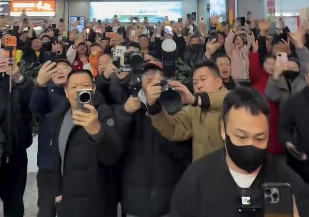 Cientos de aficionados reciben a Hamidou Diallo en el aeropuerto a su llegada a China