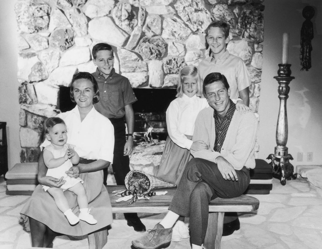 Van Dyke y su primera esposa, Margie, posan con sus cuatro hijos alrededor de 1965. Hulton Archive/Getty Images