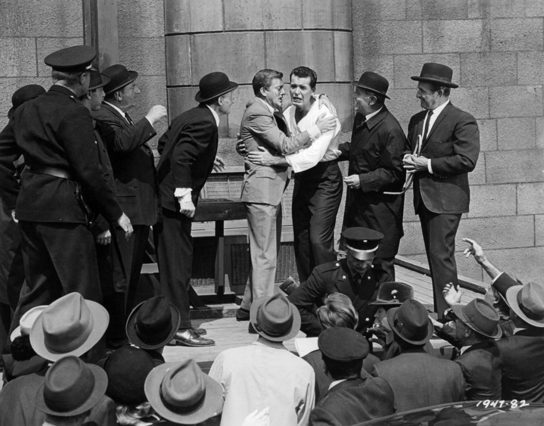 Van Dyke abraza a James Garner en una escena de la película 