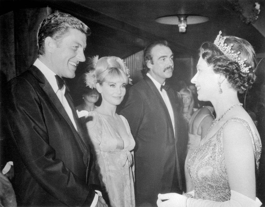 Van Dyke conoce a la reina Isabel II de Gran Bretaña junto a los actores Diane Cilento y Sean Connery.