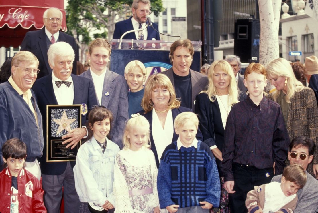 Van Dyke es acompañado por miembros de su familia después de ser homenajeado con una estrella en el Paseo de la Fama de Hollywood en 1993.