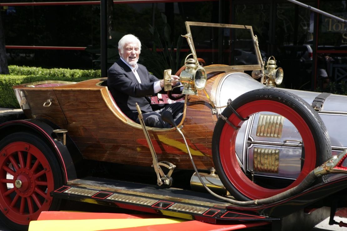 Van Dyke aparece con el auto de 