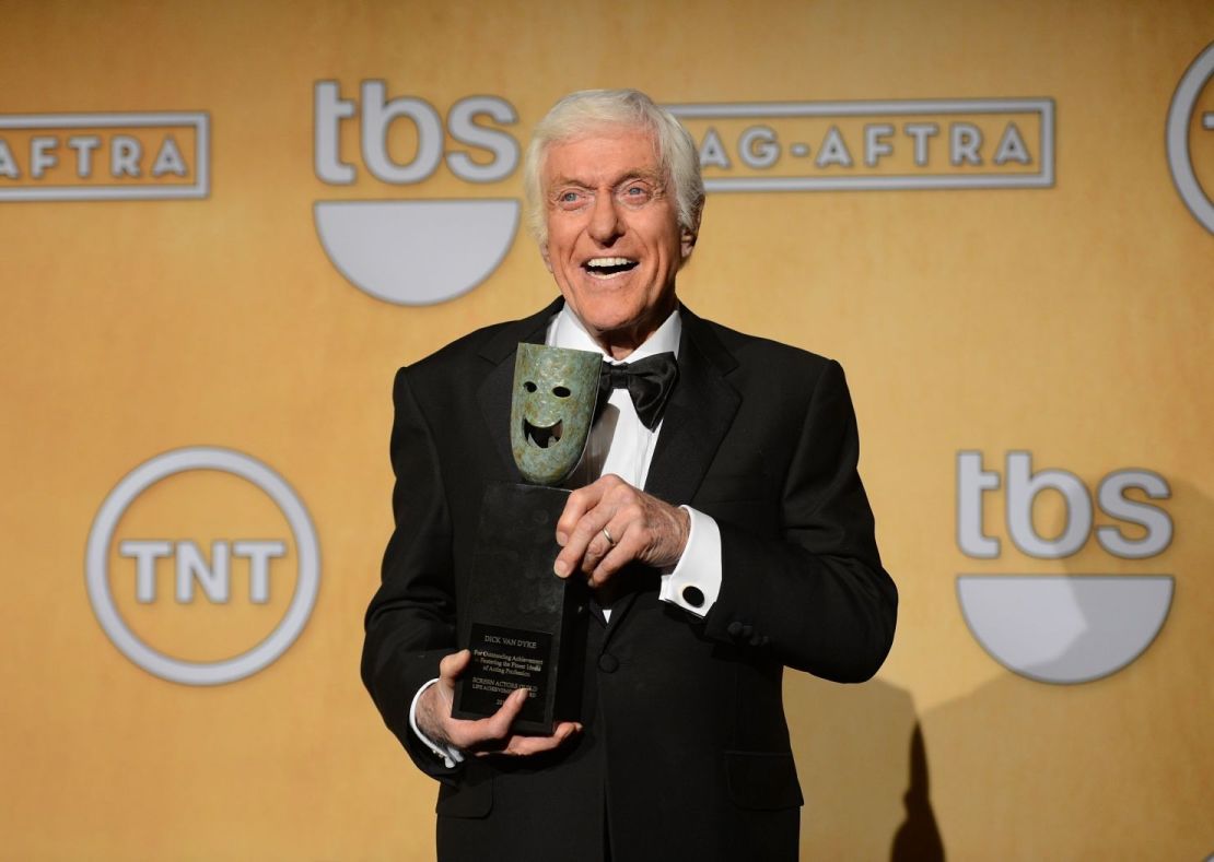 El Sindicato de Actores de Cine (Screen Actors Guild) homenajeó a Van Dyke con un premio a la trayectoria en 2013.