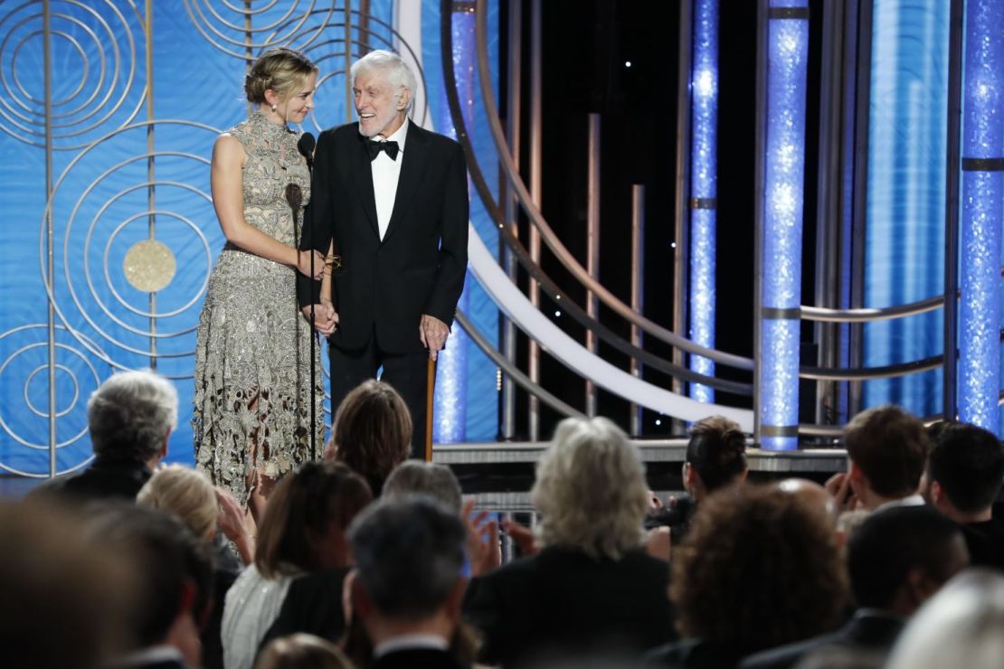 Van Dyke y la actriz Emily Blunt presentan un premio Globo de Oro en 2019.