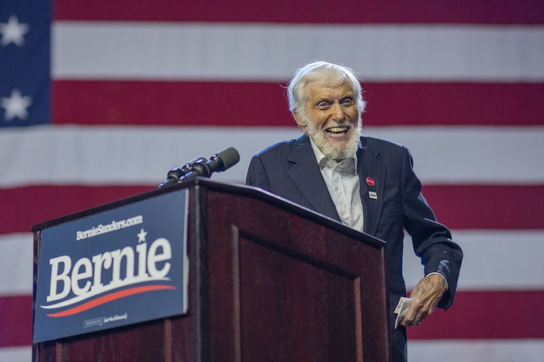 Van Dyke aparece en un mitin de campaña del candidato presidencial Bernie Sanders en 2020.