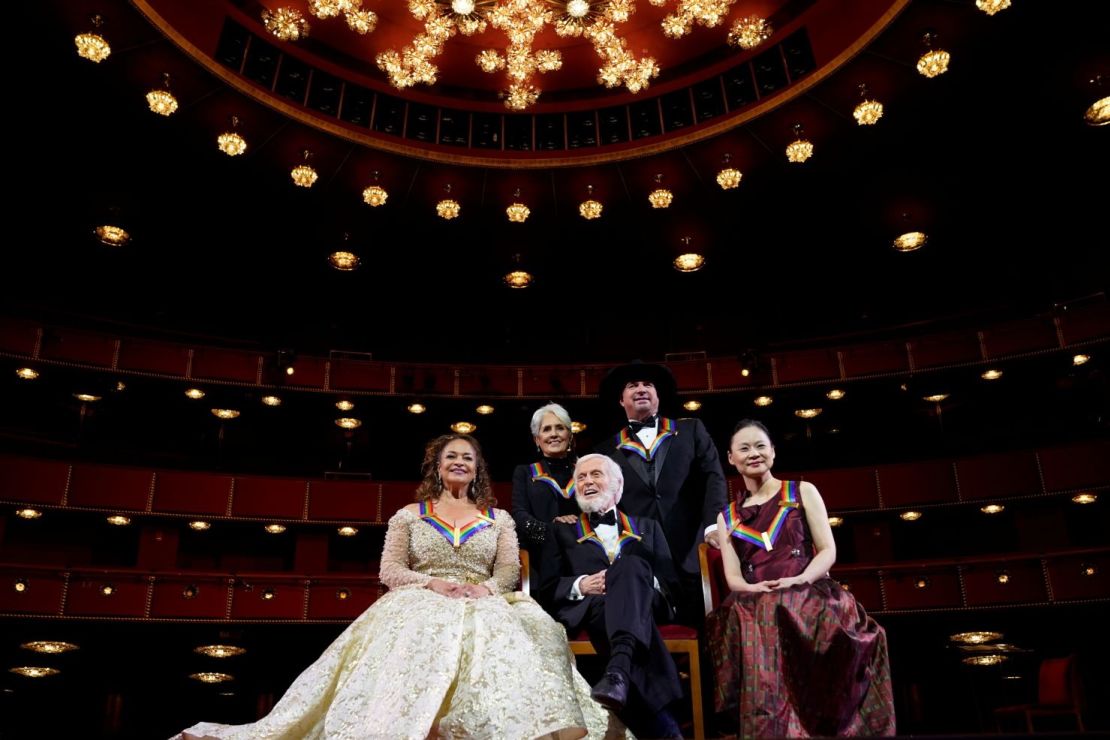 Van Dyke se une a otros homenajeados del Kennedy Center —de izquierda a derecha, la actriz Debbie Allen, la música Joan Baez, el músico Garth Brooks y la violinista Midori Goto— en 2021.