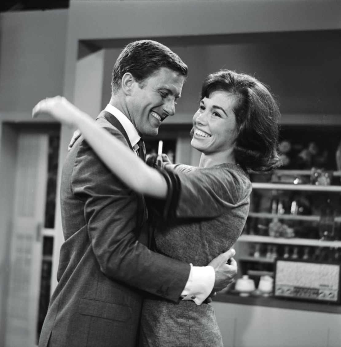 Van Dyke aparece junto a Mary Tyler Moore en un episodio de 1961 de 