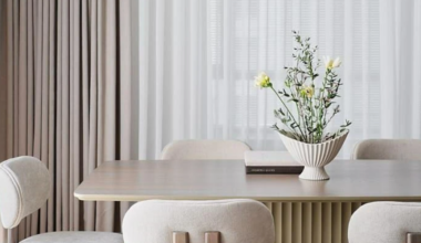 Esta casa de 70 metros en colores claros se ha distribuido con la cocina oculta en un módulo de madera