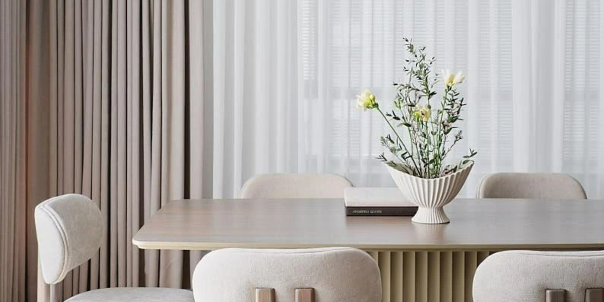 Esta casa de 70 metros en colores claros se ha distribuido con la cocina oculta en un módulo de madera